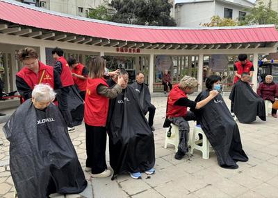 社區(qū)開展公益理發(fā) 擦亮老人幸福底色